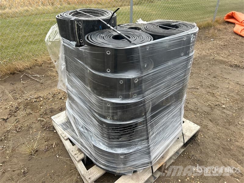  Quantity of Rubber Tracks W/ Grommet Holes ماكينات زراعية - غير ذلك