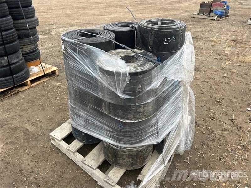  Quantity of Rubber Tracks W/ Grommet Holes ماكينات زراعية - غير ذلك