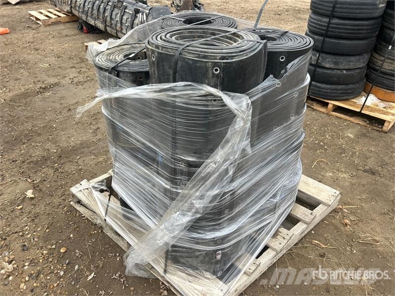  Quantity of Rubber Tracks W/ Grommet Holes ماكينات زراعية - غير ذلك