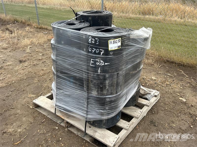  Quantity of Rubber Tracks W/ Grommet Holes ماكينات زراعية - غير ذلك