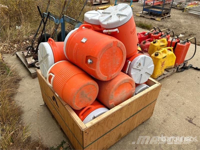  Quantity of Rubbermaid Potable Water Jugs Drugi deli