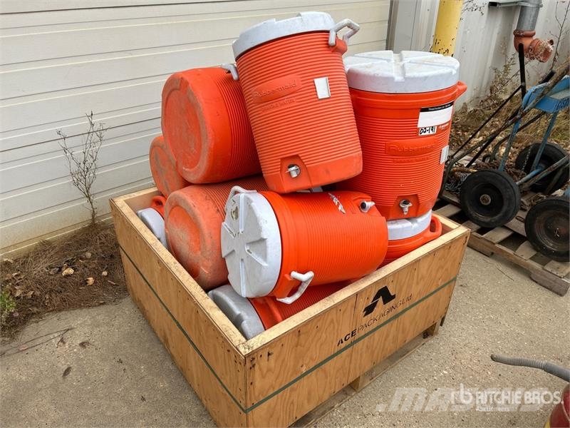  Quantity of Rubbermaid Potable Water Jugs Drugi deli