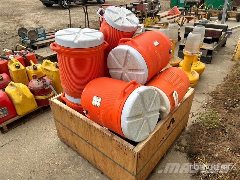  Quantity of Rubbermaid Potable Water Jugs Drugi deli