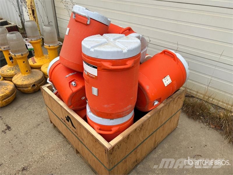 Quantity of Rubbermaid Potable Water Jugs Drugi deli