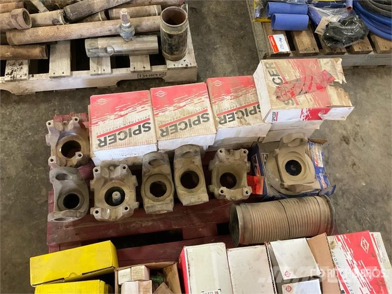 Quantity of Spicer U Joints Muud osad