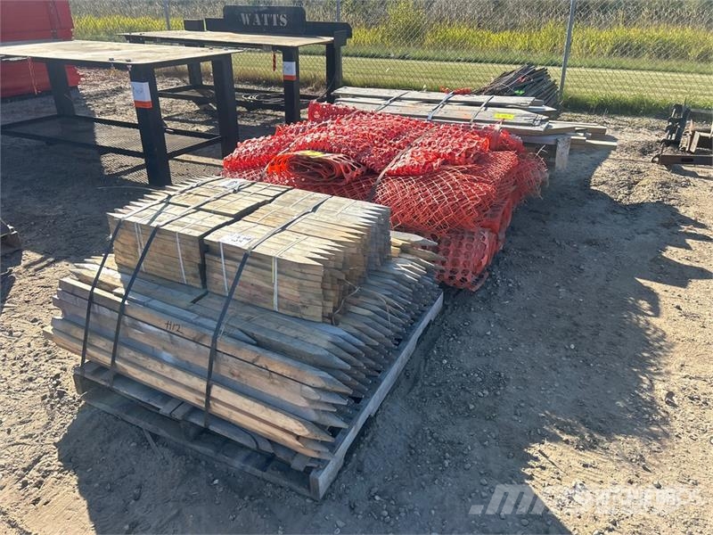 Quantity of T posts,Snow Fence, Stakes, random woo Egyéb mezőgazdasági gépek