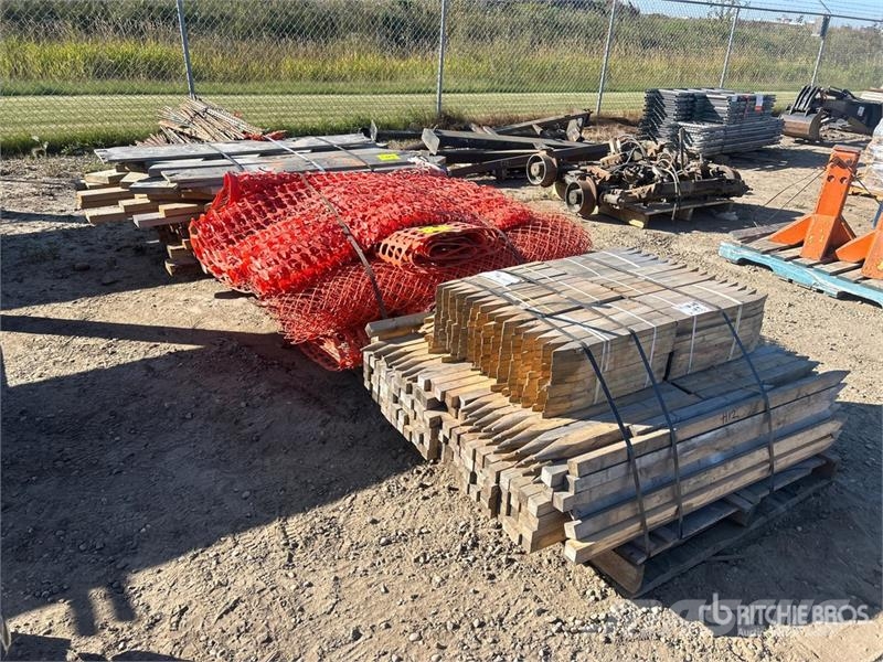 Quantity of T posts,Snow Fence, Stakes, random woo Egyéb mezőgazdasági gépek