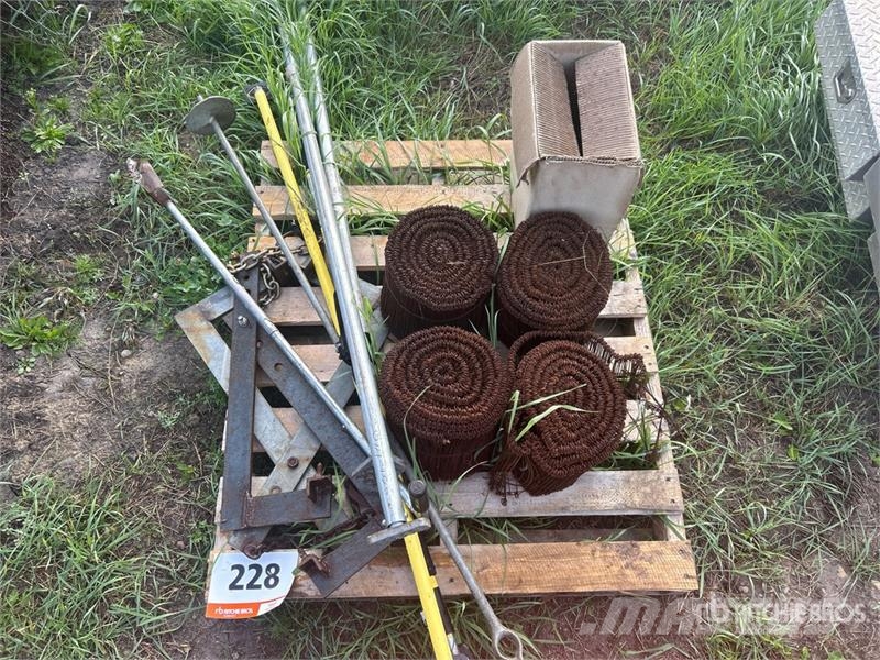 Quantity of Tie Wire Coils, Metal Stands & Hand To Ďalšie komponenty