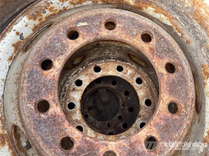 Quantity of Tires الإطارات والعجلات والحافات