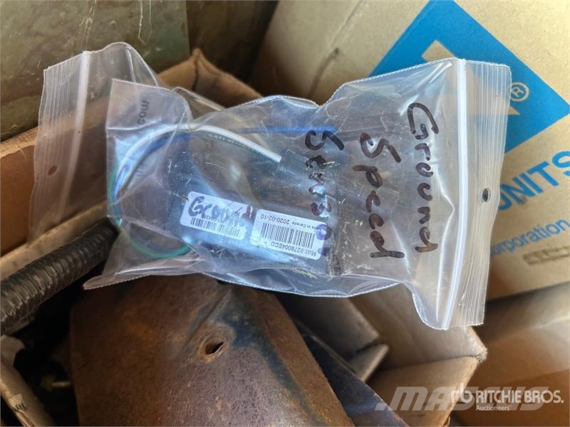  Quantity of U Bolts, Packers, Disc, Bearings & Sen مكونات أخرى