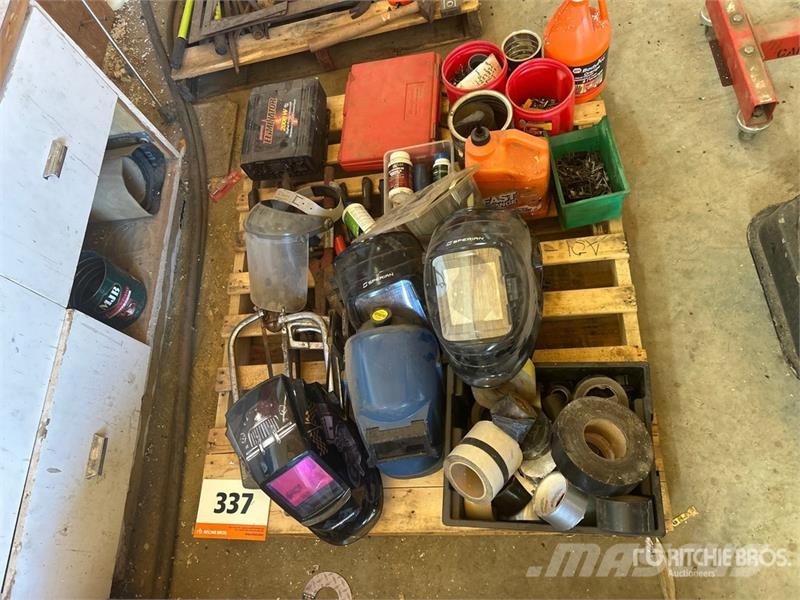 Quantity of Welding Helmet, Nails, Saw, Tapes, Bol Andre komponenter