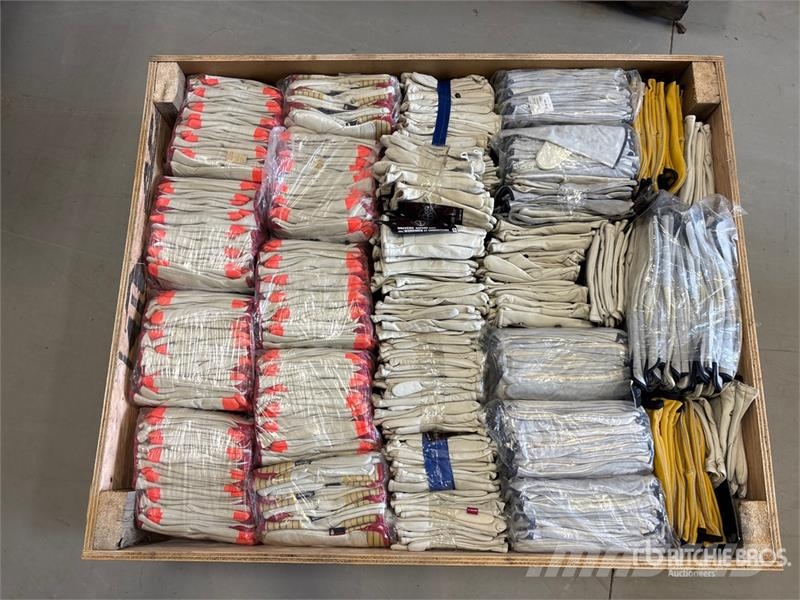 Quantity of Work Gloves (Unused) Utilaje construcții - Altele