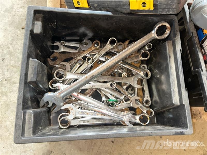 Quantity of Wrench, Hammer, Air Tank & Spot Light Drugi deli