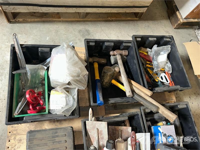 Quantity of Wrench, Hammer, Air Tank & Spot Light Drugi deli