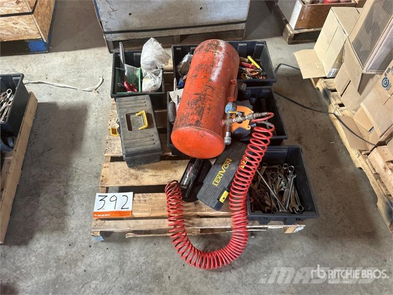 Quantity of Wrench, Hammer, Air Tank & Spot Light Egyéb alkatrészek