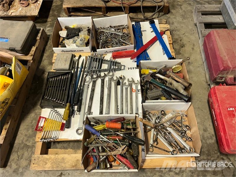 Quantity of Wrenches, Hammer & Screw Drivers Drugi deli