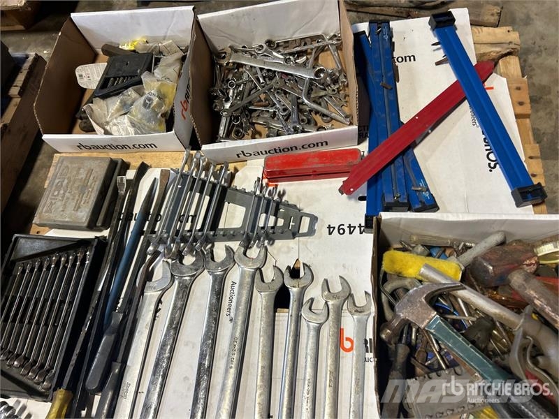 Quantity of Wrenches, Hammer & Screw Drivers Drugi deli