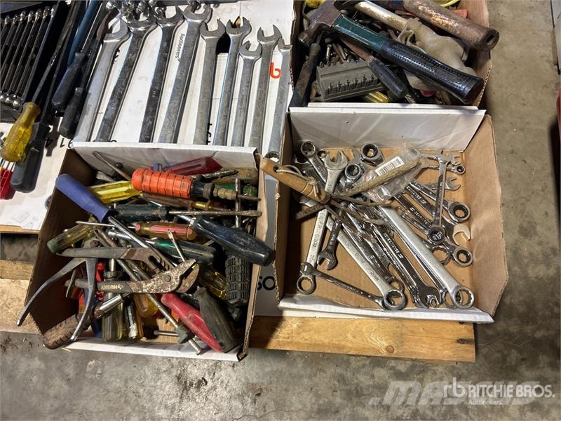 Quantity of Wrenches, Hammer & Screw Drivers Drugi deli