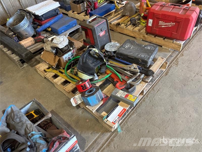 Quantity of Wrenches, Milwaukee M18 Charger, Socke Drugi deli