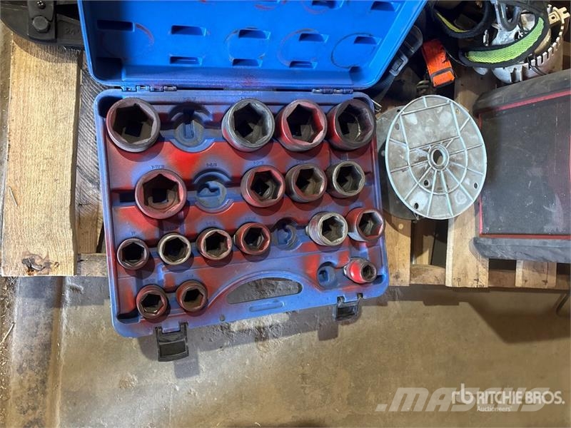 Quantity of Wrenches, Milwaukee M18 Charger, Socke Drugi deli