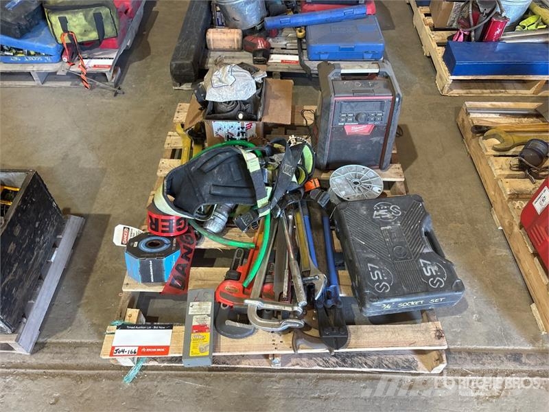 Quantity of Wrenches, Milwaukee M18 Charger, Socke Drugi deli