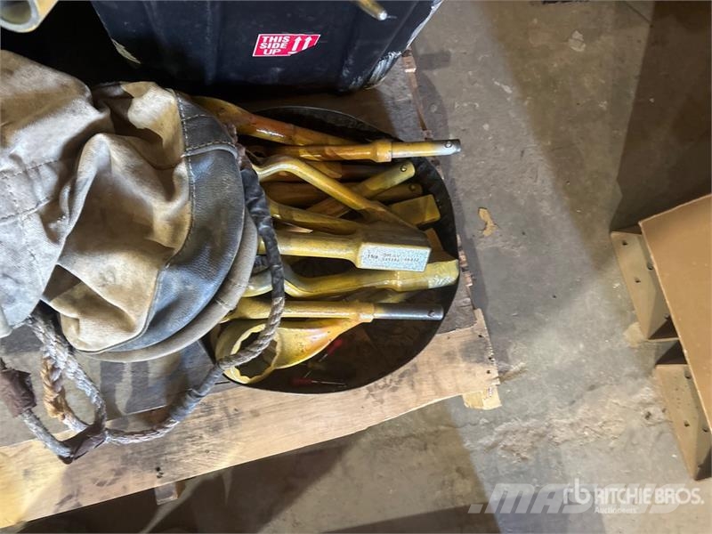 Quantity of Wrenches, Misc Tools Drugi deli