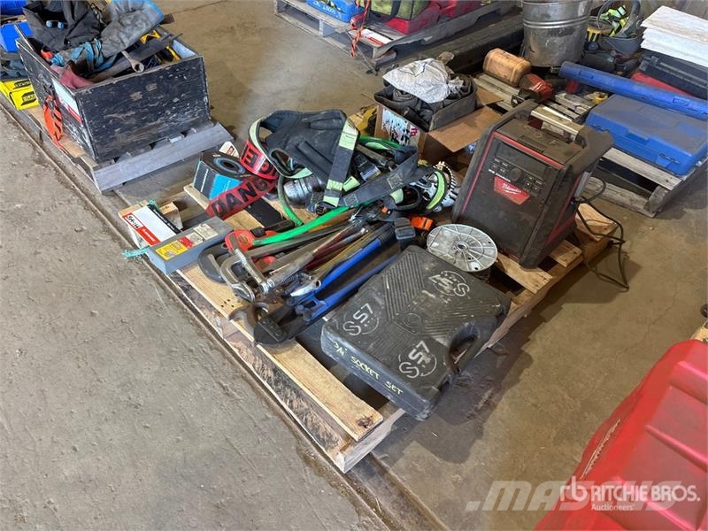 Quantity of Wrenches, Milwaukee M18 Charger, Socke Drugi deli