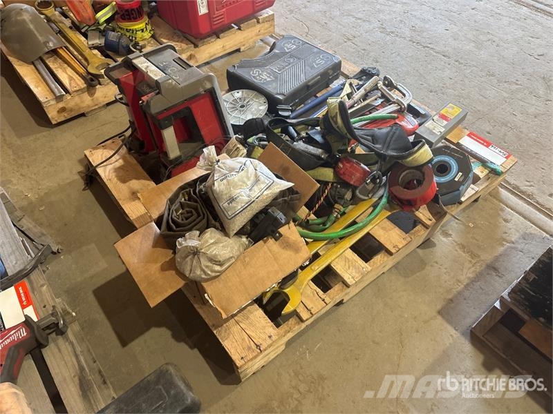 Quantity of Wrenches, Milwaukee M18 Charger, Socke Drugi deli