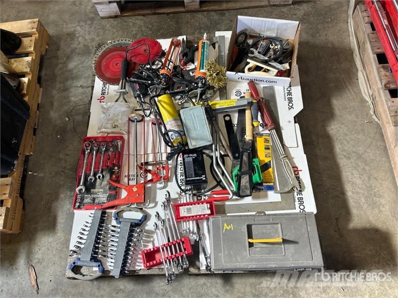  Quantity of Wrenches, Saw Blades, Square, Caulking Andre komponenter