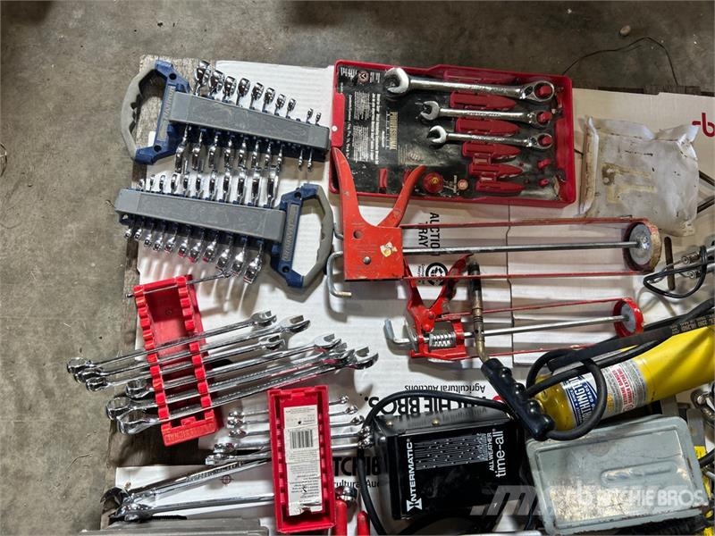  Quantity of Wrenches, Saw Blades, Square, Caulking Andre komponenter