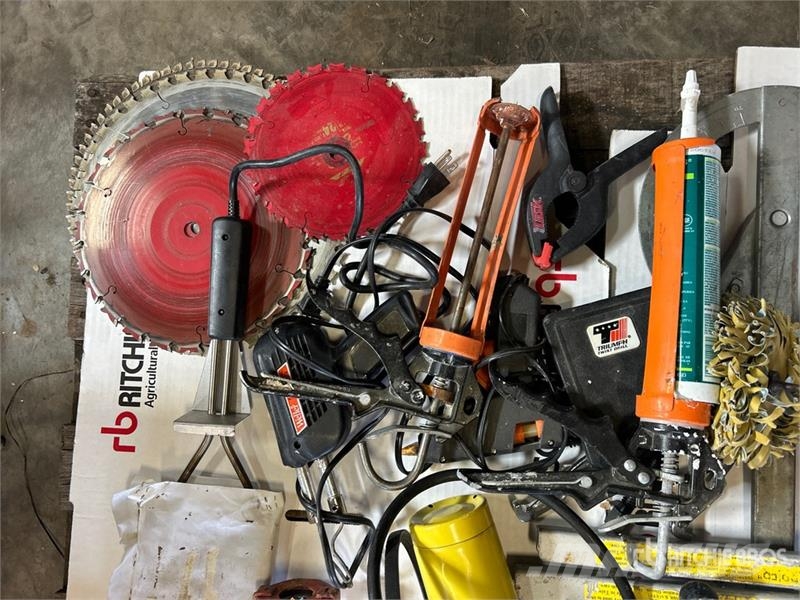 Quantity of Wrenches, Saw Blades, Square, Caulking Andre komponenter