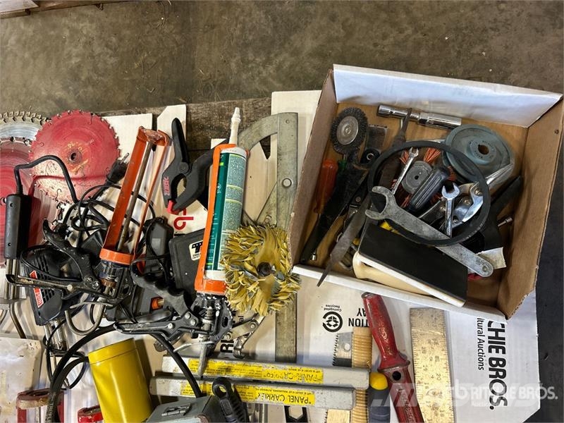  Quantity of Wrenches, Saw Blades, Square, Caulking Andre komponenter