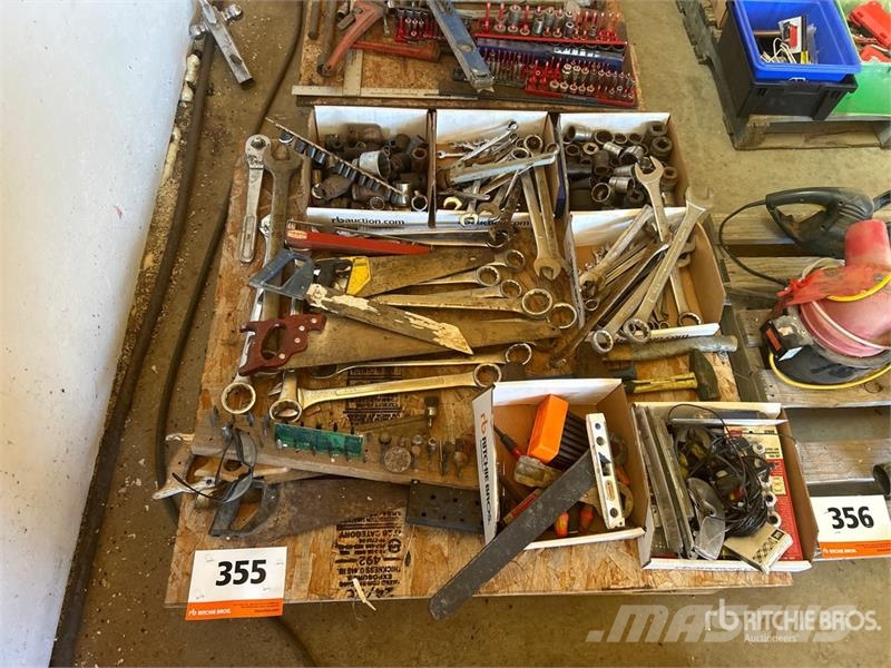 Quantity of Wrenches, Sockets & Hand Tools Egyéb alkatrészek