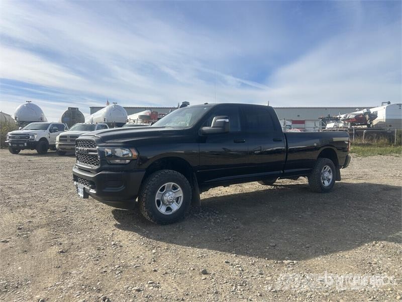 RAM 2500 Tradesman 4x4 Crew Cab Pickup Egyéb