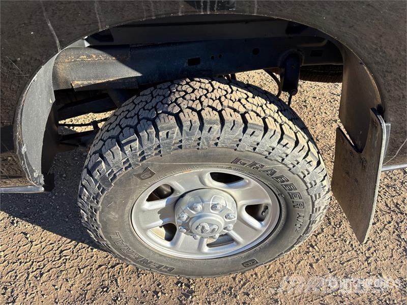 RAM 2500 Tradesman 4x4 Crew Cab Pickup أخرى