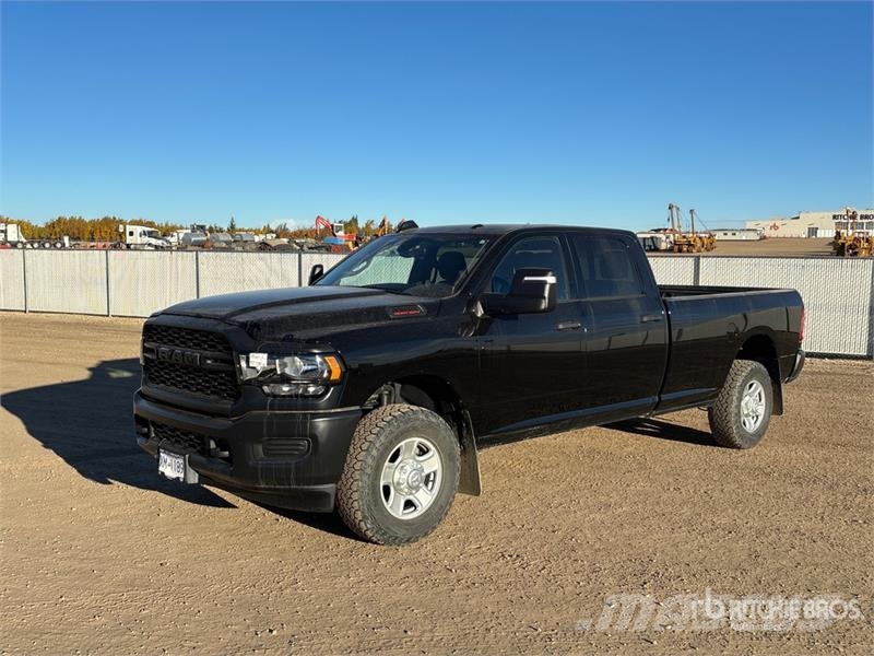 RAM 2500 Tradesman 4x4 Crew Cab Pickup أخرى