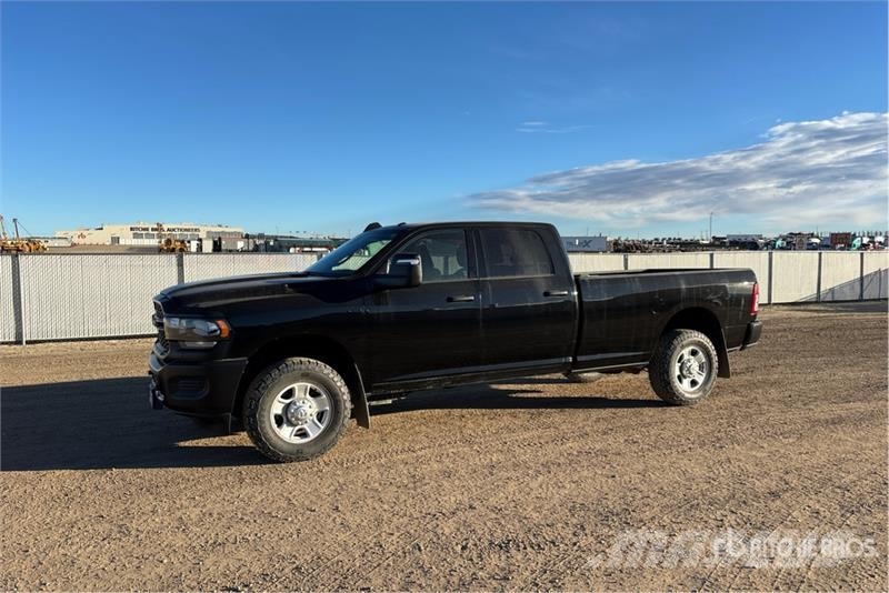 RAM 2500 Tradesman 4x4 Crew Cab Pickup أخرى