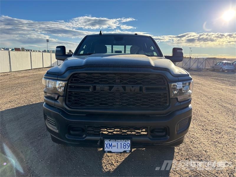 RAM 2500 Tradesman 4x4 Crew Cab Pickup أخرى
