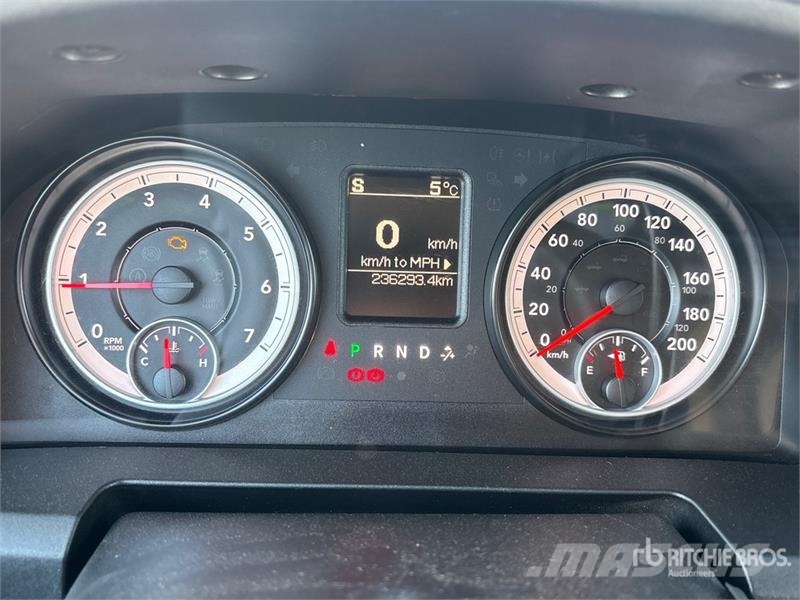RAM 3500 Pritschenwagen/Pritschenwagen mit Seitenklappe