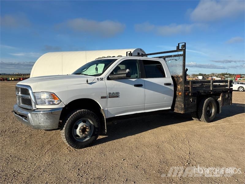 RAM 3500 Pritschenwagen/Pritschenwagen mit Seitenklappe