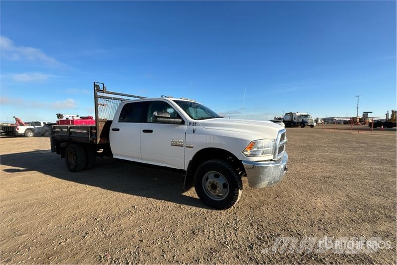 RAM 3500 Pritschenwagen/Pritschenwagen mit Seitenklappe