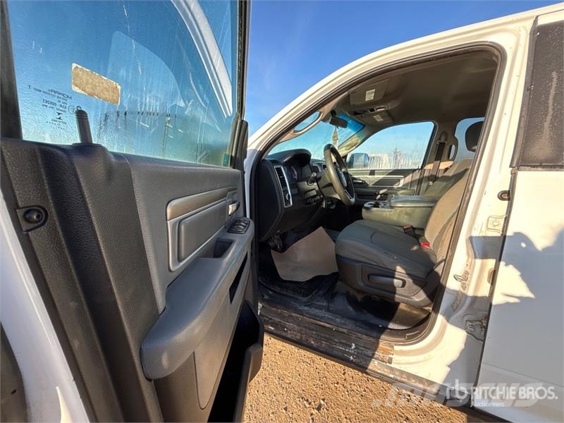 RAM 3500 Pritschenwagen/Pritschenwagen mit Seitenklappe