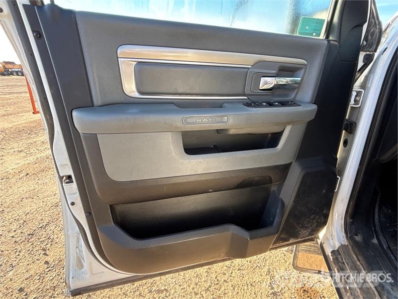 RAM 3500 Pritschenwagen/Pritschenwagen mit Seitenklappe