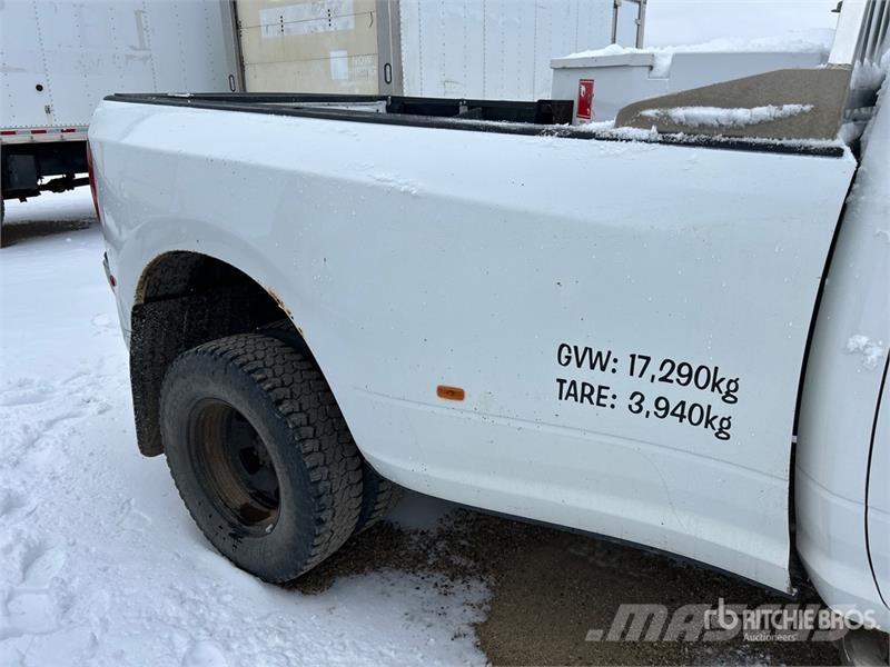 RAM 3500 4x4 Crew Cab Pickup Kita