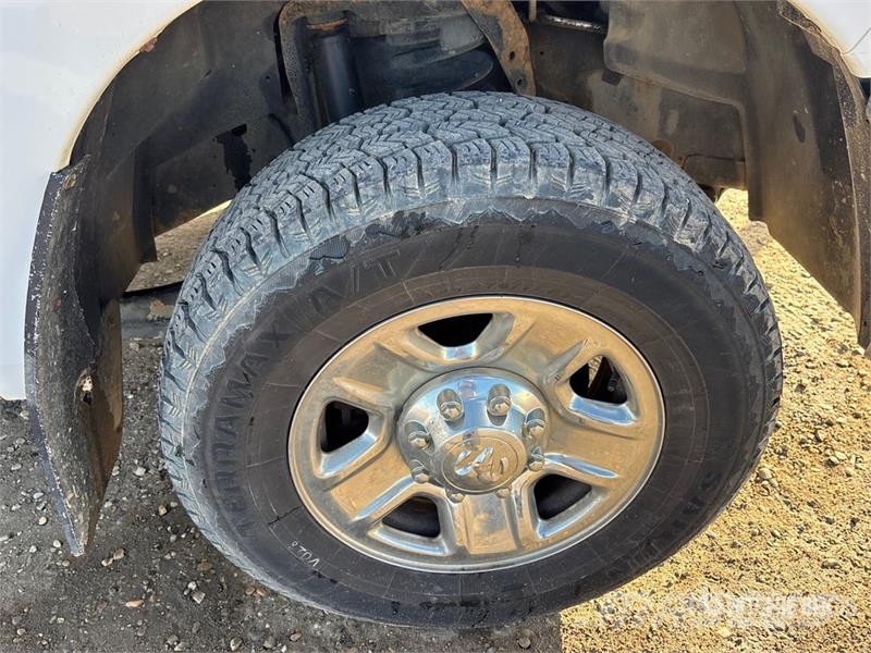 RAM 3500 4x4 Crew Cab Pickup Drugi