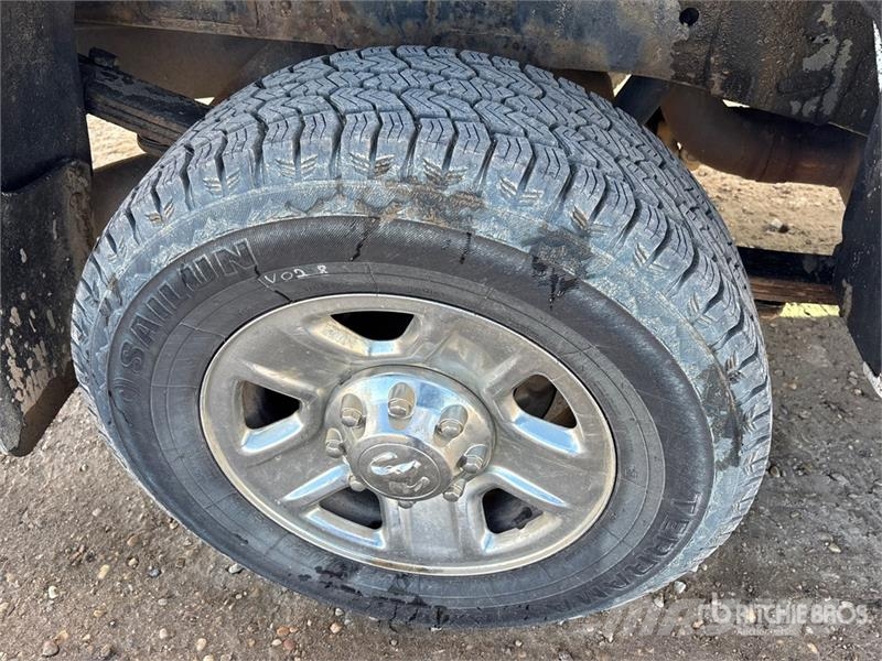 RAM 3500 4x4 Crew Cab Pickup Drugi