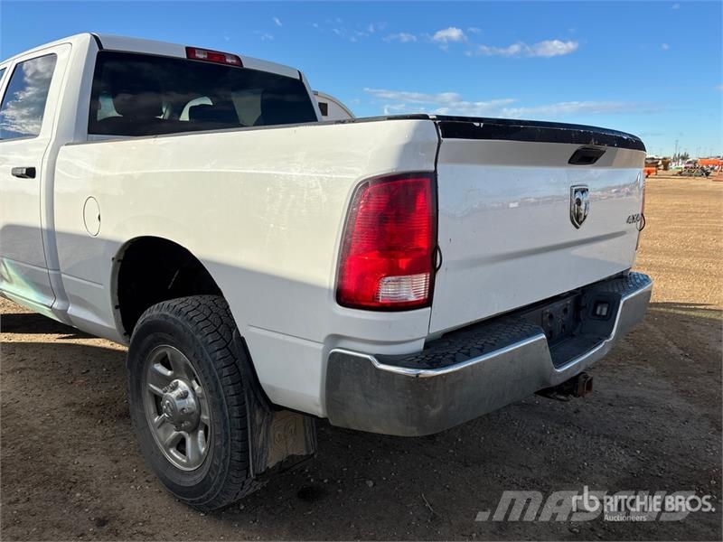 RAM 3500 4x4 Crew Cab Pickup Drugi