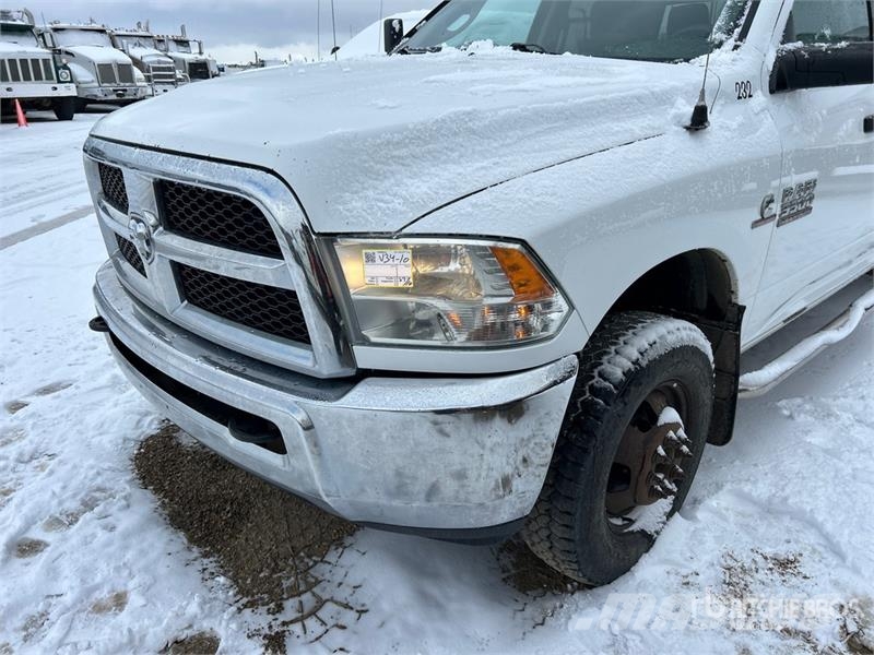 RAM 3500 4x4 Crew Cab Pickup Kita