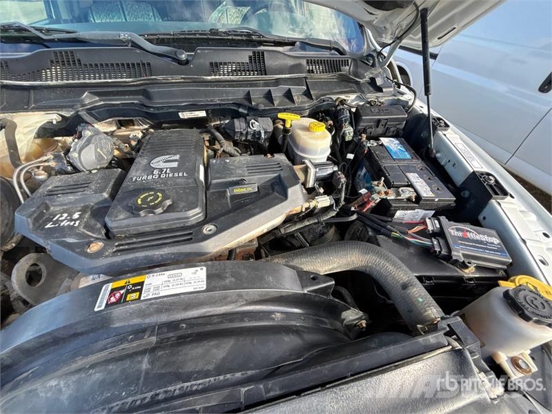 RAM 3500 4x4 Crew Cab Pickup Drugi
