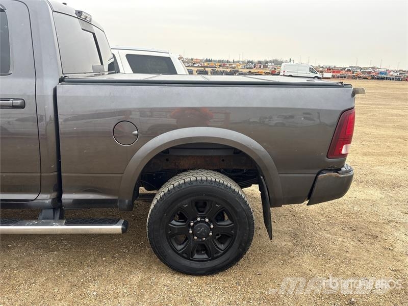 RAM 3500 Laramie 4x4 Crew Cab Pickup Autre fourgon / utilitaire